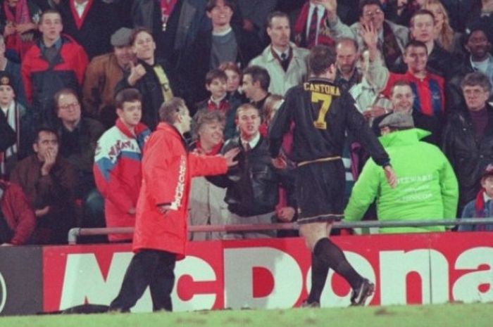 Eric Cantona terprovokasi celotehan pendukung Crystal Palace dalam pertandingan Premier League, 25 Januari 1995.