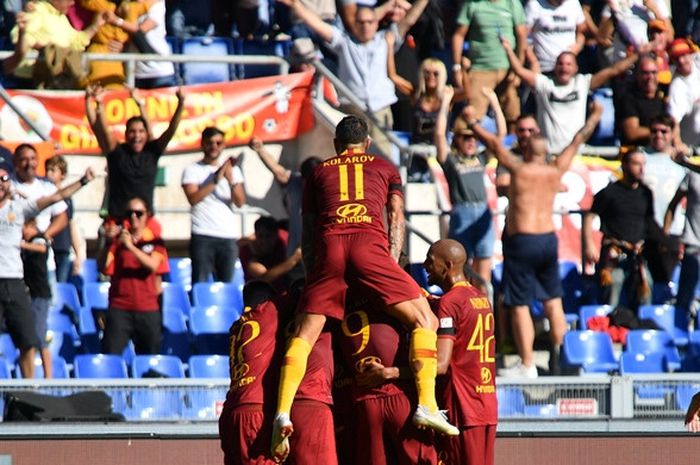 Para pemain AS Roma merayakan gol yang dicetak ke gawang Lazio dalam laga Liga Italia di Stadion Olimpico, Roma, Italia pada 29 September 2018.
