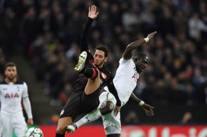 Gelandang Bayer Leverkusen, Hakan Calhanoglu (baju hitam), berduel dengan pemain Tottenham Hotspur, Moussa Sissoko, dalam duel Grup E Liga Champions di Wembley Stadium, London, pada 2 November 2016.