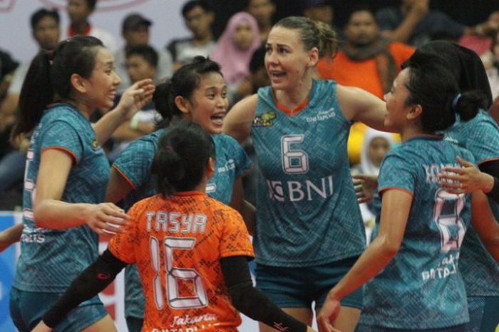 Pemain Jakarta BNI Taplus pada laga menghadapi Jakarta Popsivo Polwan pada putaran pertama seri I Proliga 2018 di GOR UNY, Yogyakarta, Minggu (21/1/2018).