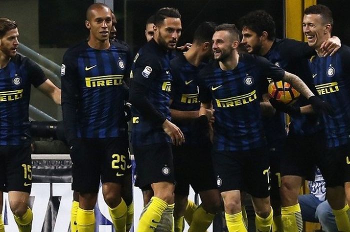 Para pemain Inter Milan merayakan gol ke gawang Fiorentina, dalam lanjutan Serie A di Stadion Giuseppe Meazza, Senin (28/11/2016) waktu setempat.