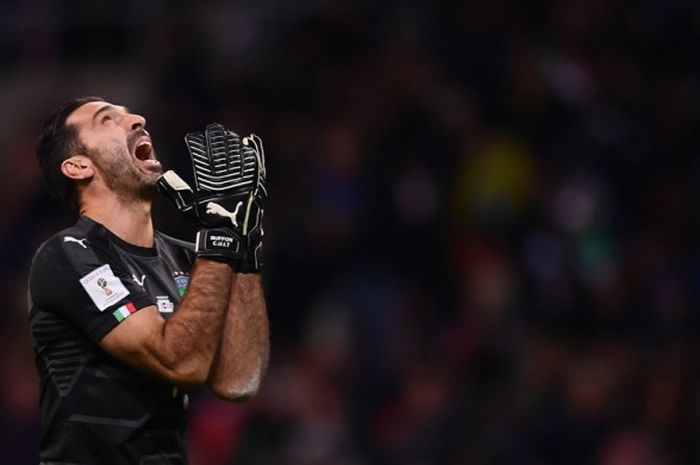 Gianluigi Buffon terlihat ekspresif saat timnas Italia melawan Swedia pada partai kedua play-off Kualifikasi Piala Dunia 2018 di Stadion Giuseppe MEazza, Selasa (14/11/2017) dini hari WIB.