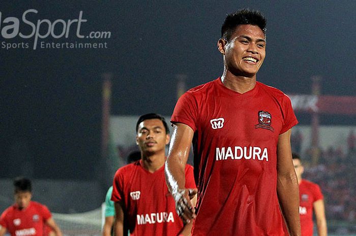  Kapten Madura United, Fachruddin Wahyudi Aryanto, usai melakukan pemanasan menjelang laga pekan ke-12 Liga 1 2018 melawan Bali United di Stadion Gelora Bangkalan, Jawa Timur, Minggu (03/06/2018). 