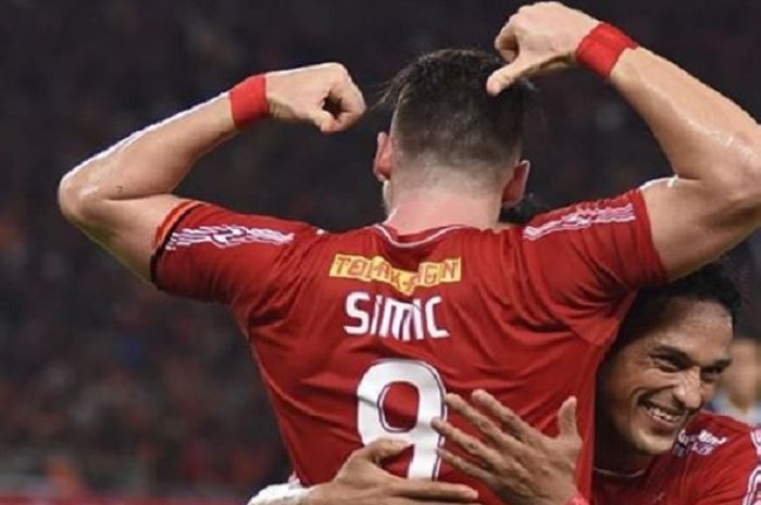 Marko Simic dipeluk Jaimerson da Silva usai mencetak gol kedua Persija Jakarta ke gawang Arema FC dalam LIga 1 2018 di Stadion Utama Gelora Bung Karno, Jakarta, Sabtu (31/3/2018) malam WIB.