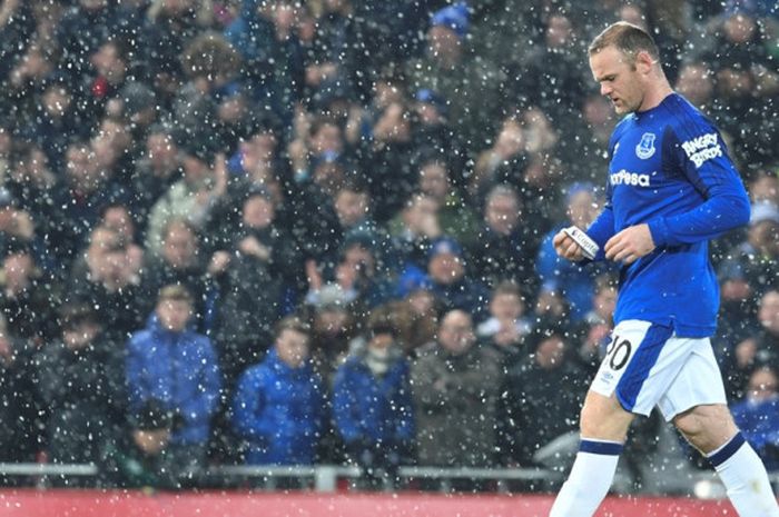  Striker Everton, Wayne Rooney, berjalan meninggalkan lapangan dalam laga Liga Inggris kontra Liverp