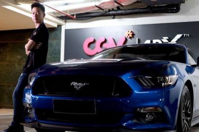 Kevin Sanjaya Sukamuljo berfoto bersama mobil barunya Mustang GT 5.0.