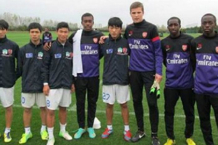 Nguyen Cong Phuong (kedua dari kiri) saat berlatih bersama tim muda Arsenal.