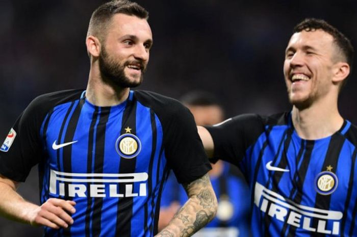 Marcelo Brozovic (kiri) merayakan golnya bersama Ivan Perisic dalam partai Liga Italia Inter Milan kontra Cagliari di Stadio Giuseppe Meazza, Milan, 17 April 2018.