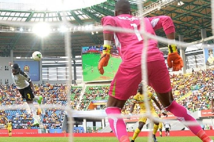 Sundulan Asamoah Gyan menjadi pembeda hasil akhir antara Ghana dan Mali pada pertandingan Grup D Piala Afrika 2017, Sabtu (21/1/2017). 