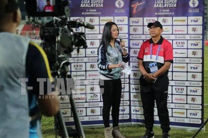 Pelatih Rahmad Darmawan meladeni wawancara khusus seusai T-Team menang atas Felda United di Stadion Sultan Ismail Nasiruddin Shah di Kuala Terengganu pada Sabtu (10/9/2016).