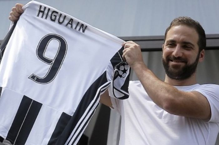 Penyerang Juventus, Gonzalo Higuain, berpose dengan kostum nomor sembilan miliknya di markas klub, Turin, 27 Juli 2016. 