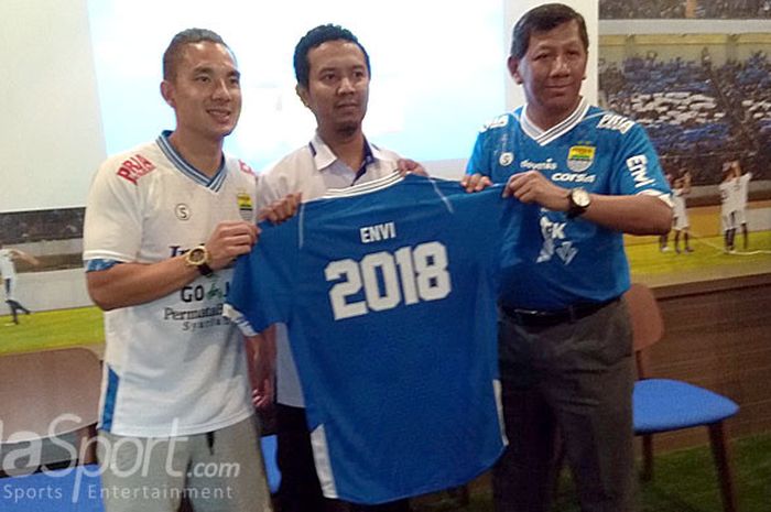 (Kiri-kanan): Bintang Persib Bandung, Kim Kurniawan, Commercial Manager PT. Indaco Warna Dunia, Dwi Susetyo, dan Komisaris PT PBB, Kuswara S. Taryono, berpose bersama saat launching kerjasama PERSIB dan Indaco di Graha PERSIB, Jalan Sulanjana, Bandung, Rabu (21/3/2018).