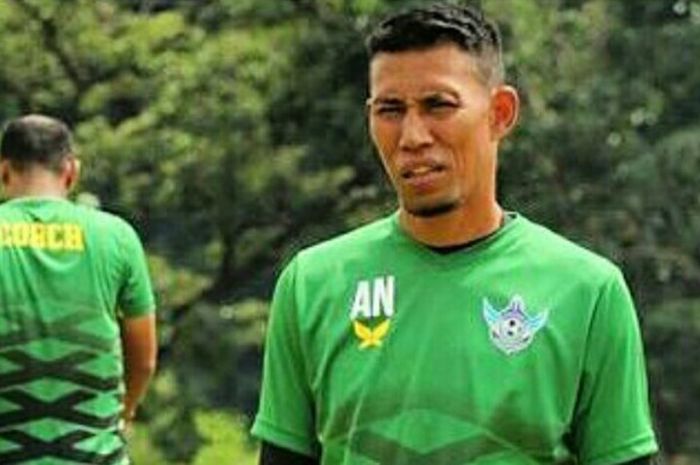 Pelatih kiper Persegres, Ahmad Nurosadi, saat melatih tim Persegres beberapa waktu yang lalu.