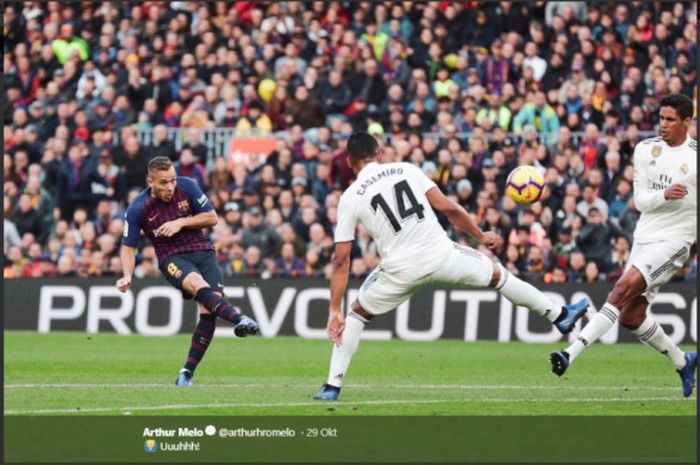 Aksi gelandang Barcelona, Arthur Melo, pada laga Liga Spanyol bertajuk El Clasico melawan Real Madrid di Camp Nou, Minggu (28 Oktober 2018).