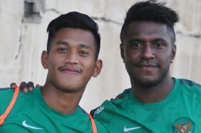 Indra Mustafa, pemain Persib Bandung (kiri) dan Boaz Isir, pemain Perseru Serui (kanan)