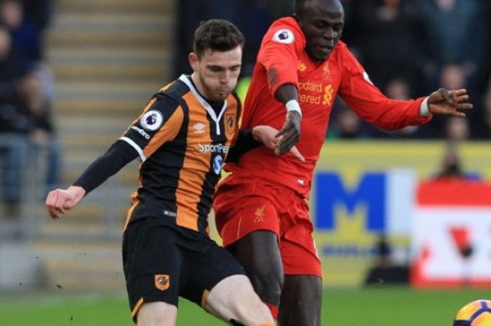 Andrew Robertson berkostum Hull City musim lalu saat berhadapan dengan Liverpool