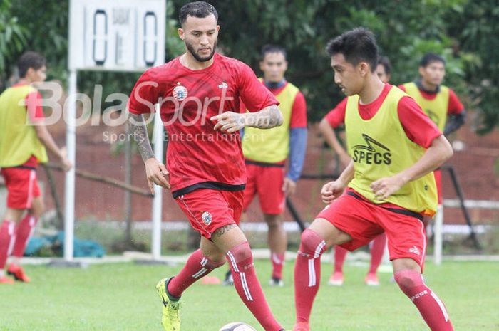 Faysal Shayesteh (kostum merah), menjalani seleksi bersama Persija Jakarta, di Lapangan Sutasoma, Halim Perdana Kusuma, Kamis (21/12/2017).