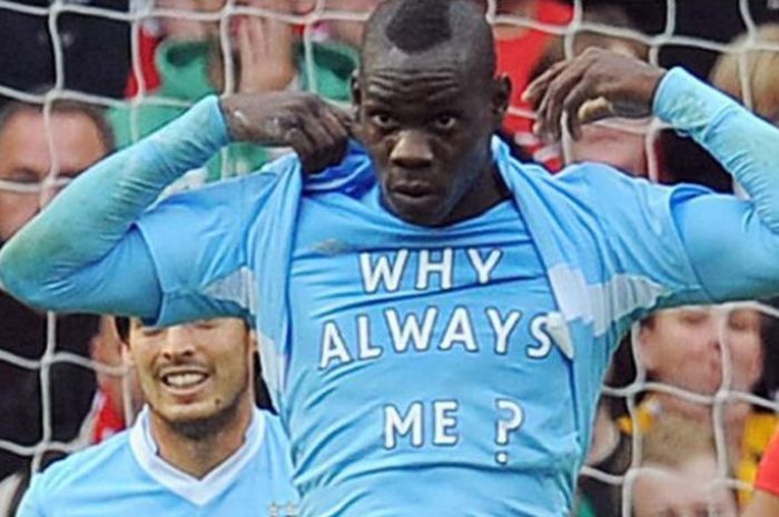 Selebrasi ikonik Mario Balotelli di Derbi Manchester musim 2011-2012.