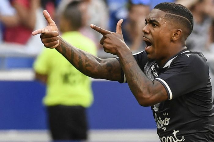 Selebrasi striker Girondins Bordeaux, Malcom de Oliveira, seusai mencetak gol ke gawang Olympique Lyonnais dalam pertandingan Liga Prancis 2017-2018 di Stadion Groupama, Lyon, Prancis, pada 19 Agustus 2017.