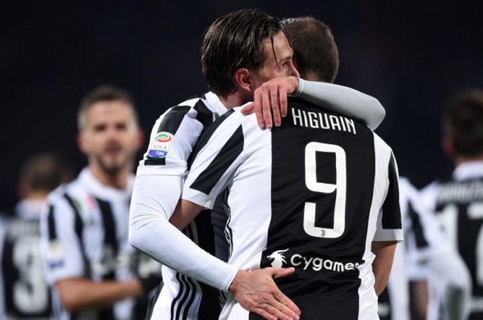 Pemain Juventus, Federico Bernardeschi, merayakan golnya bersama Gonzalo Higuain dalam laga Liga Italia kontra Fiorentina di Stadion Artemio Franchi, Florence, pada 9 Februari 2018.