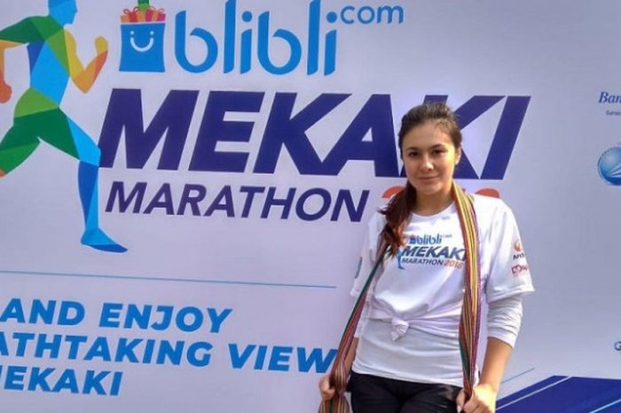 Aktris Indonesia, Wulan Guritno, berpose di Mekaki Marathon di Lombok.