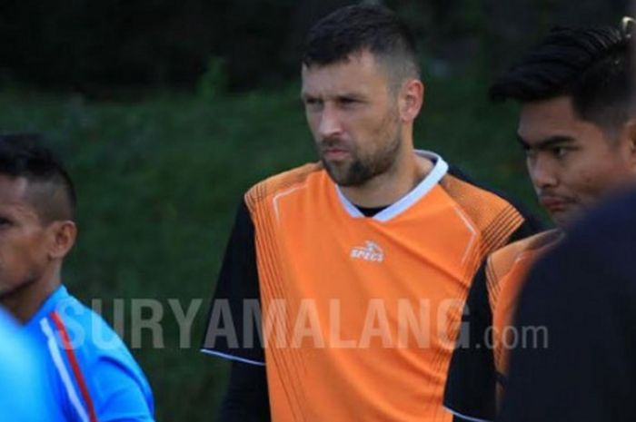 Kiper asal Serbia, Srdan Ostojic, mengikuti pemusatan latihan bersama Arema FC