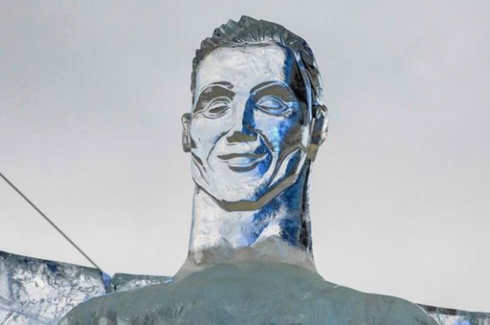 Patung es Cristiano Ronaldo