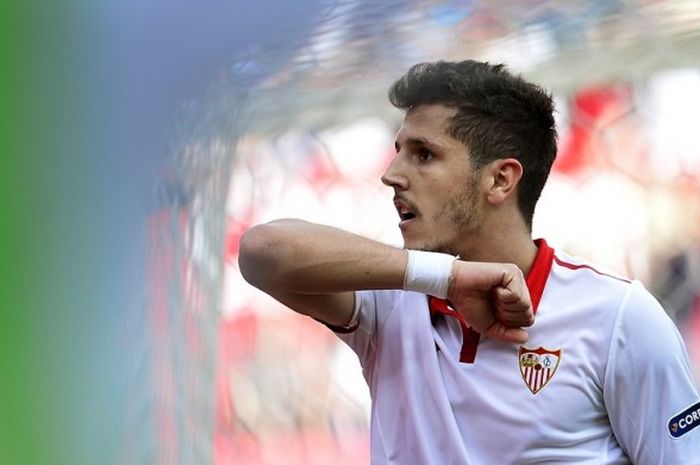 Striker Sevilla, Stevan Jovetic, merayakan gol yang ia cetak ke gawang Leganes dalam pertandingan La Liga 2016-2017 di Stadion Ramon Sanchez Pizjuan, Seville, Spanyol, pada Sabtu (11/3/2017).