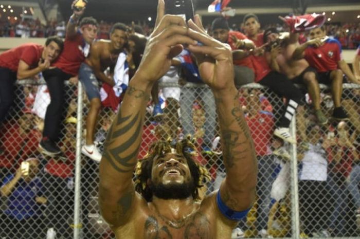 Pemain timnas Panama, Ramon Torres, merayakan kesuksesan negaranya lolos ke Piala Dunia setelah partai kualifikasi kontra Kosta Rika di Panama City, 10 Oktober 2017.