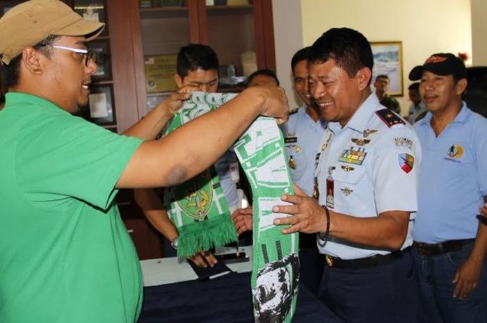 Perwakilan Bonek mengalungkan syal Persebaya kepada Komandan Lanud (Danlanud) Adisutjipto Marsma TNI Novyan Samyoga pada Rabu (22/2/2017).