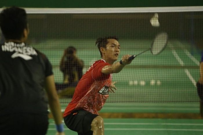 Pebulu tangkis tunggal putra Tim Garuda, Jonatan Christie (jersey merah), mengembalikan kok dari Anthony Sinisuka Ginting (Tim Elang), pada laga simulasi Piala Sudirman di Hall Pelatnas, Cipayung, Jakarta Timur, Sabtu (13/5/2017). Jonatan menang dengan skor 5-21, 21-19, 21-16.