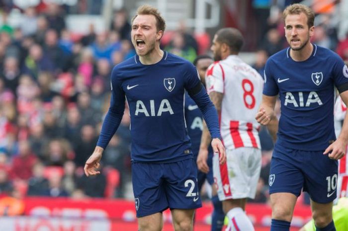 Gelandang Tottenham, Christian Eriksen, merayakan gol ke  gawang Stoke pada lanjutan laga Liga Inggris di Stadion Bet365, Stoke-on-trent, pada Sabtu (7/4/2018).