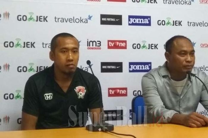 Kiper Kalteng Putra, Galih Sudaryono (kiri) dan pelatih Kalteng, Kas Hartadi (kanan), memberikan keterangan pers usai kemenangan kontra Persis Solo, Senin (13/11/2017).