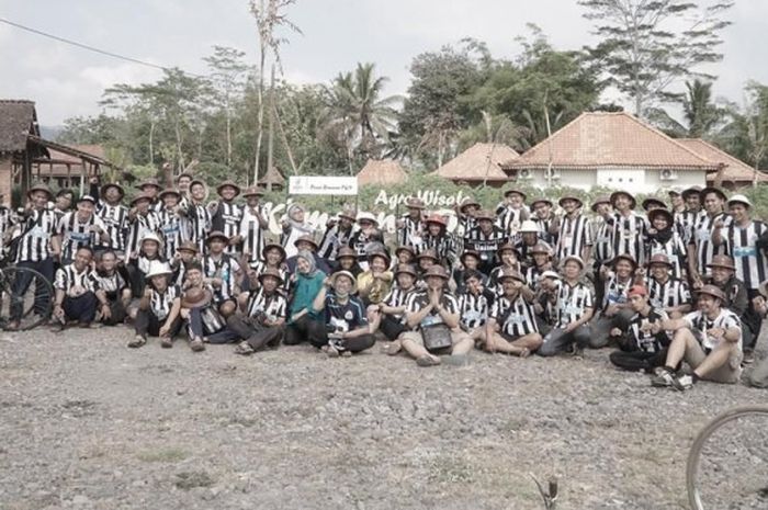 Foto bersama para anggota IndoToonArmy di Magelang, Jawa Tengah, 16-17 September 2017.