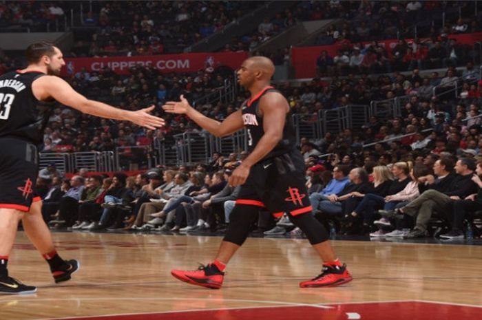 Momen saat Chris Paul (kanan) melawat ke Staples Center pada lanjutan laga musim reguler NBA 2017/2018, Senin (15/1/2018) malam waktu AS atau Selasa siang WIB.