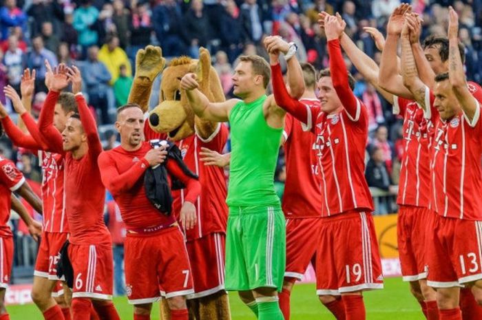 Para pemain FC Bayern Muenchen merayakan kemenangan atas Mainz 05 pada laga Liga Jerman di Stadion Allianz Arena, Muenchen, Jerman, Sabtu (16/9/2017).