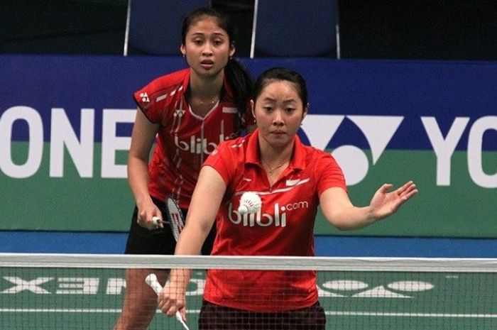 Pasangan ganda putri Indonesia, Tiara Rosalia Nuraidah/Rizki Amelia Pradipta, sedang mengembalikan kok saat menghadapi Mychelle Crhystine Bandaso/Serena Kani (Indonesia) pada babak ketiga Indonesian Masters 2016 yang berlangsung di Gedung Dome, Balikpapan, Kamis (8/9/2016).