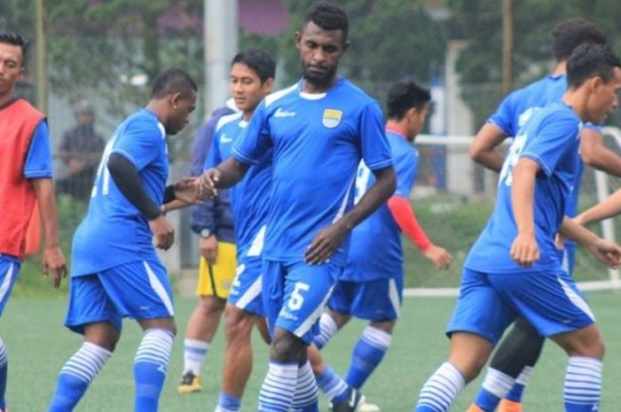 Mantan pemain Mitra Kukar, Rudolof Yanto Basna, mengikuti latihan bersama tim Persib di lapangan Football Plus Arena, Jalan Sersan Bajuri, Kabupaten Bandung Barat, Senin (14/3/2016) sore.