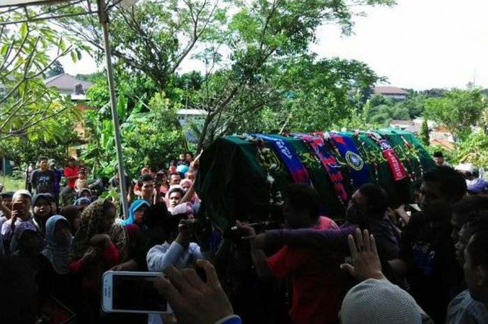 Jenazah Achmad Kurniawan jelang dimakamkan di Taman Pemakaman Umum (TPU) Cijantung, Jakarta Timur, Rabu (11/1/2017).