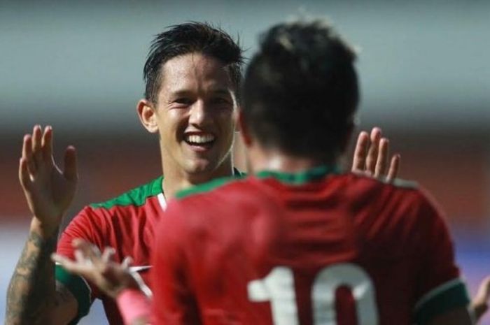 Penyerang Irfan Bachdim disambut winger Zulham Zamrun seusai mencetak gol timnas Indonesia ke gawang Vietnam di Stadion Maguwoharjo, Sleman, Minggu (9/10/2016).