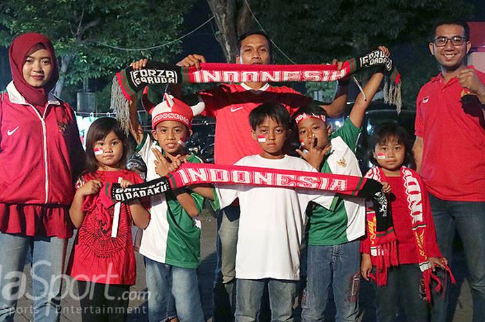 Keluarga Heras Sudioko datang ke di Stadion Gelora Delta Sidoarjo, Jawa Timur, Selasa (31/07/2018), untuk mendukung timnas U-16 Indonesia melawan Myanmar pada laga kedua Grup A Piala AFF U 16 2018.