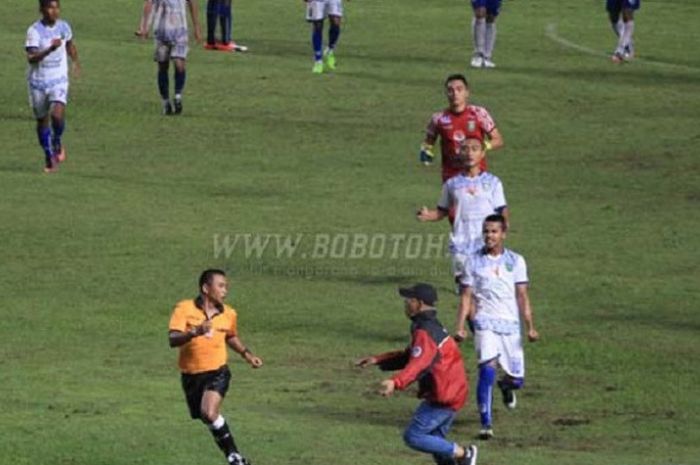 Wasit PSIS Semarang kontra PSPS Riau diserang ofisial tim PSPS Riau.