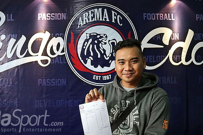 Ian Setiawan pembeli Jersey pertama Arema FC.