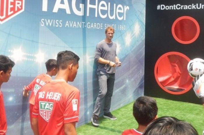 Eks kiper Borussia Dortmund, Arsenal, dan tim nasional Jerman, Jens Lehmann, saat mengikuti rangkaian acara komersial sebagai bagian dari tugas menjadi duta Bundesliga Legends Tour 2016 di Singapura, Minggu 28 Agustus.