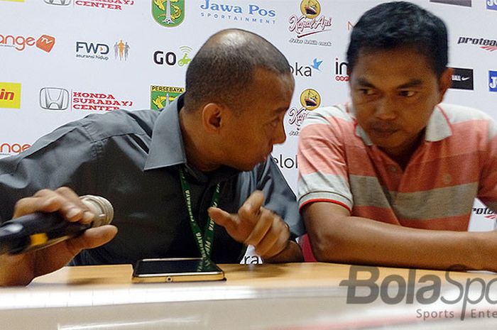 Pelatih Persinga Ngawi, M. Fachrudin (kanan) berbincang dengan Media Officer Persebaya, Roky Maghbal saat sesi tanya jawab usai laga, Kamis (14/9/2017).