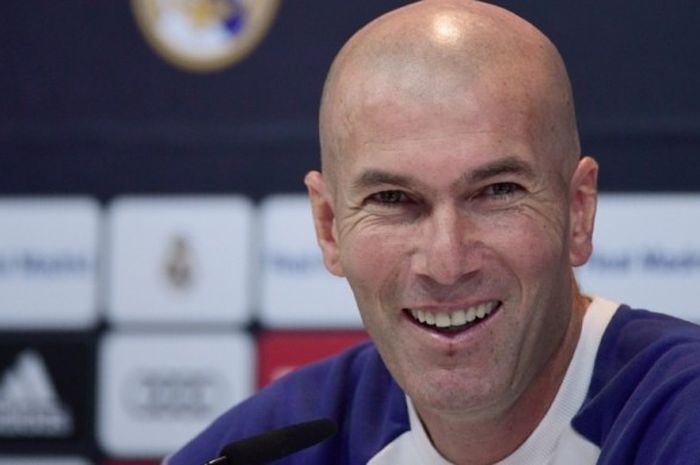 Pelatih Real Madrid, Zinedine Zidane, menghadiri jumpa pers di Valdebebas Sport City menjelang duel La Liga kontra Barcelona, 2 Desember 2016.