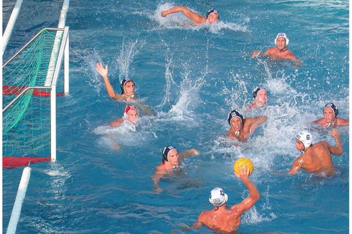 Polo air adalah salah satu olahraga yang dimainkan secara beregu.