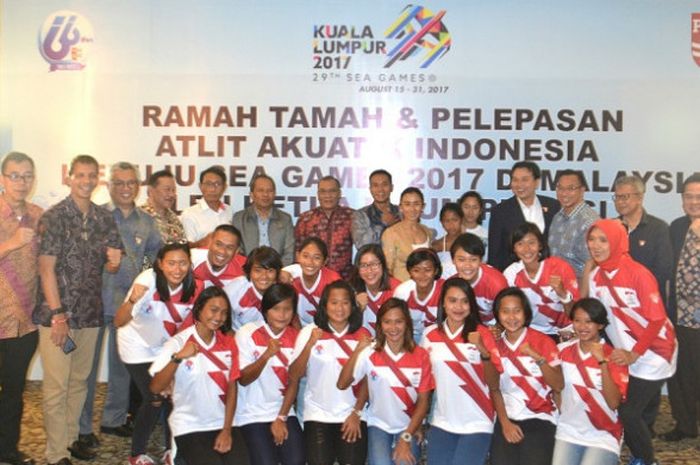 Sebagian tim akuatik Indonesia yang akan berlaga pada SEA Games 2017 berpose dengan pengurus PB PRSI pada acara pelepasan di Hotel The Grove Suites, Kuningan,  Jumat (11/8/2017) malam.