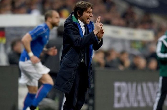 Pelatih tim nasional Italia, Antonio Conte, memberikan instruksi kepada anak asuhnya dalam pertandingan persahabatan melawan Jerman di Allianz Arena, Munich, Jerman, 29 Maret 2016.