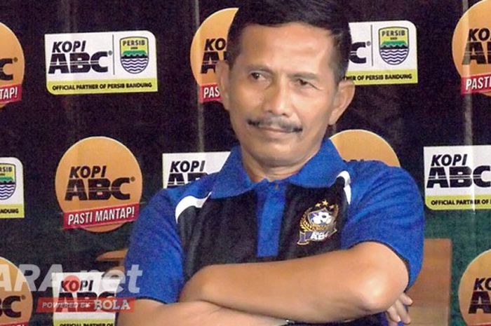 Djadjang Nurjaman, pelatih Persib Bandung, saat meladeni pertanyaan wartawan dalam acara konferensi pers di Cafe Roempi, Jalan Anggrek, Kota Bandung, Selasa (9/5/2017).